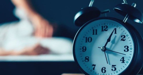 Vì sao lại nói nếu tỉnh giấc vào nửa đêm, không nên uống nước, nhìn đồng hồ