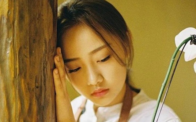 Vô tình nghe câu chị dâu nói với bạn, tôi nóng mặt lao vào ném trả chiếc tạp dề rồi kéo con về