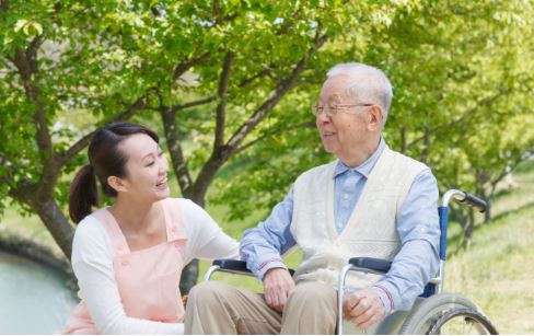 Cách bảo vệ sức khỏe người cao tuổi trong mùa nắng nóng