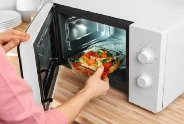 Nên đóng hay mở nắp lò vi sóng sau khi sử dụng?