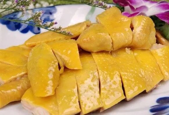 Luộc thịt gà đừng chỉ cho nước lã: Thêm thứ này để gà vàng óng, không bị nứt da