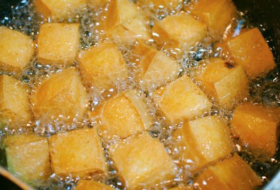 Rán đậu đừng cho luôn vào chảo, làm thêm 2 bước nữa để miếng đậu căng phồng, vàng giòn