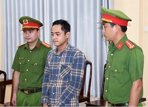 Tr&#xE0; Vinh: Kh&#x1EDF;i t&#x1ED1;, b&#x1EAF;t t&#x1EA1;m giam &#x111;&#x1ED1;i t&#x1B0;&#x1EE3;ng ch&#x1EB7;n, &#x111;&#x1EAD;p v&#x1EE1; k&#xED;nh xe c&#x1EE9;u th&#x1B0;&#x1A1;ng 