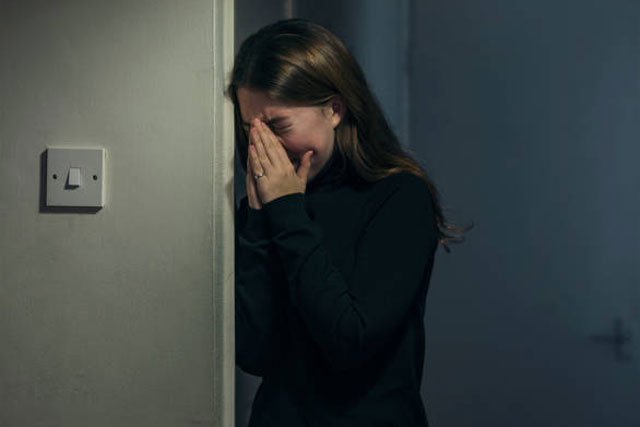 Bạn trai tới nhà chơi, tôi chết trân khi thấy hành động khó tin của anh ta và chị dâu mình