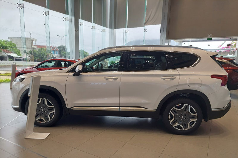 Hyundai Santa Fe giảm giá 'sập sàn' tại đại lý, cao nhất lên tới 200 triệu nhưng số lượng không nhiều
