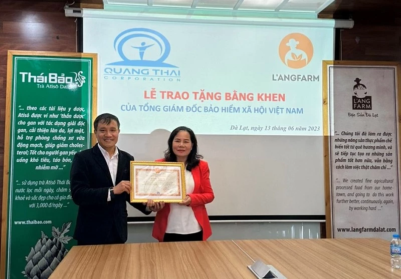 Bà Đinh Thị Mỹ Phượng – Giám đốc Công ty TNHH Quảng Thái, nhận bằng khen của Tổng Giám đốc BHXH Việt Nam.