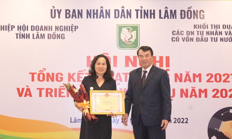 Lãnh đạo UBND tỉnh Lâm Đồng trao bằng khen cho những đóng góp tích cực của nữ doanh nhân Đinh Thị Mỹ Phượng vào quá trình phát triển kinh tế, xã hội của địa phương.