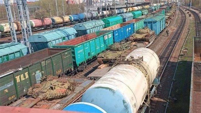 Moskva tiếp tục cung cấp các thiết bị chiến đấu mặt đất hạng nặng cho quân đội của mình ở Ukraine. Lần này, những xe tăng T-80 trong bức ảnh được chụp từ nhà ga xe lửa ở Perm đã thu hút sự quan tâm của báo chí.