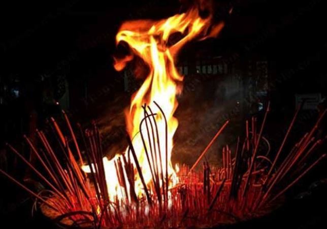 Bát hương có 1 trong 4 dấu hiệu này nên thay ngay, chớ giữ lại mất lộc, làm quanh năm chỉ thấy dư nợ