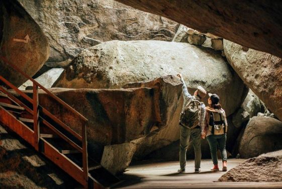 Bên trong mê cung hang Tức Dụp của cao nguyên đá miền Tây