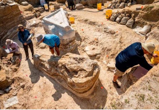 Quái thú “mặt quỷ” hiện nguyên hình giữa lòng sông