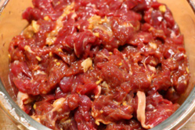 Ướp thịt bò thả thêm thứ này thịt mềm tan ngon hoàn hảo