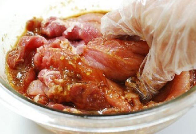 Đầu bếp kinh nghiệm 20 năm chia sẻ: Cách ướp thịt nướng ngon như ngoài hàng, mềm tan ăn không chán