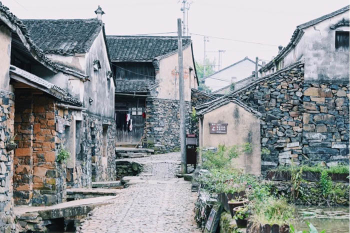 Ngôi làng đá nguyên thuỷ 700 năm ở Trung Quốc ít người biết đến