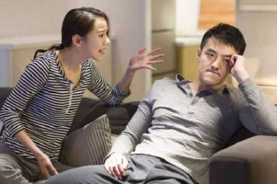 Chồng chăm chỉ đưa đón con đi học, vợ choáng váng khi biết chuyện anh ta làm trong lúc đợi con