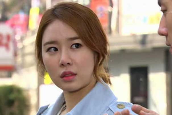 Đang dạy con học, bị chồng chê một câu khiến tôi điếng người