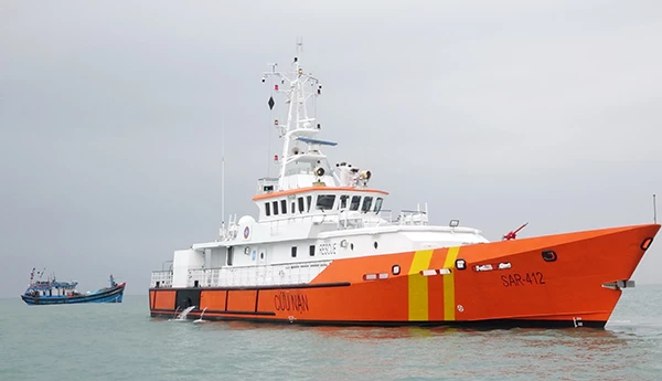 Tàu SAR 412 cứu nạn thành công và lai dắt tàu cá của ngư dân gặp nạn trên vùng biển Quảng Trị trở về bờ hồi tháng 12/2021 (Ảnh do Danang MRCC cung cấp)