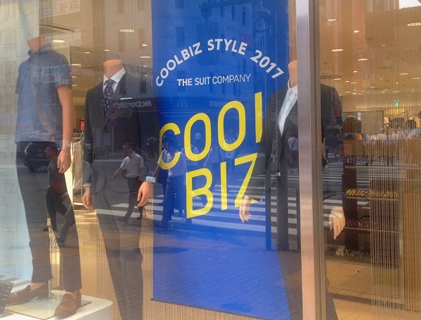 Nhiều nước khuyến khích mặc áo phông, quần ngắn đi làm để tiết kiệm điện 