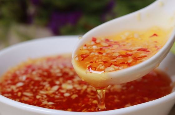 Ngâm tỏi ớt băm với thứ này rồi cho vào bát nước chấm: Đảm bảo tỏi ớt nổi lên, để cả ngày không chìm