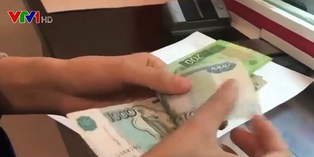 Đồng ruble của Nga giảm mức thấp nhất trong 14 tháng