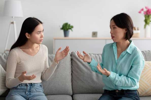 'Tiểu tam' đến tận nhà đánh ghen ngược, vợ bình tĩnh đưa ra tập giấy khiến cô ta thất thần ra về tự nguyện chia tay