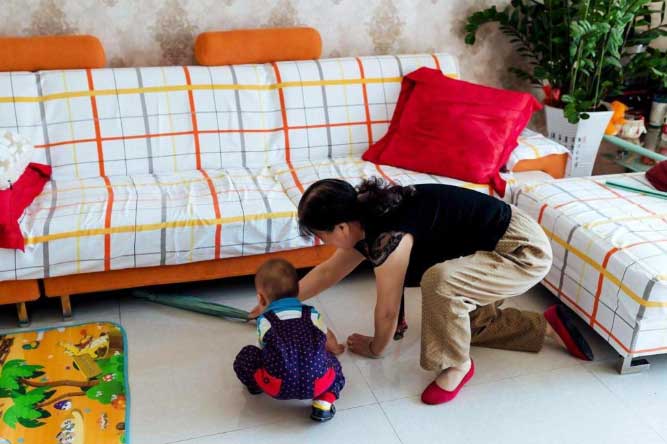 Nhờ mẹ chồng ra chăm cháu, bà 'ra điều kiện' khiến vợ chồng tôi khó nghĩ