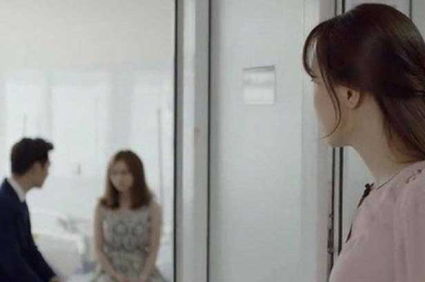 Sau ly hôn chồng vội vã cưới vợ, tôi sốc nặng khi đọc tên cô dâu trên tấm thiệp mời