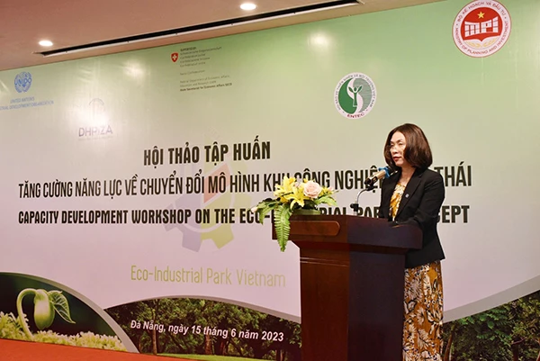 Bà Nguyễn Trâm Anh (BQL Dự án KCN sinh thái quốc gia) phát biểu tại ội thảo