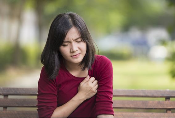 Sau khi rời tòa, chồng dắt mẹ ra đi với hai bàn tay trắng để toàn bộ gia sản cho tôi khiến tôi phải bật khóc cầu xin anh quay lại