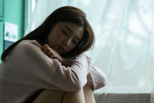 Chồng có biểu hiện lạ, tôi lén xem điện thoại và bật khóc trước bí mật của anh