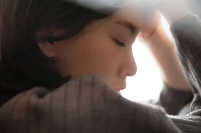 Về thăm nhà, tôi bật khóc khi thấy bố mẹ mỗi người ăn một mâm