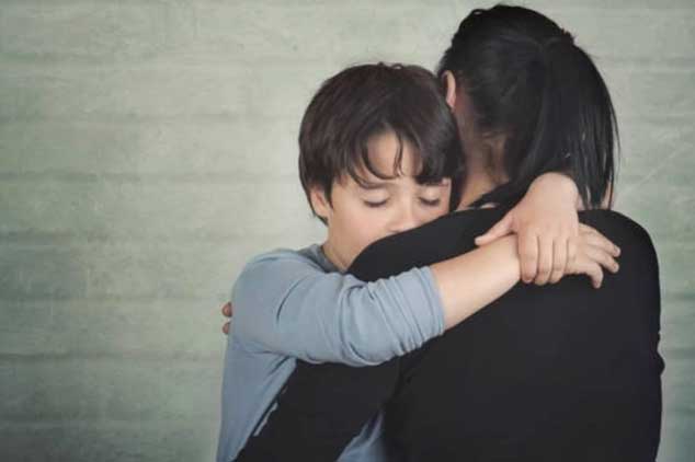 Đi làm về, thấy con riêng của chồng đang nấu cơm mà tôi rơi nước mắt