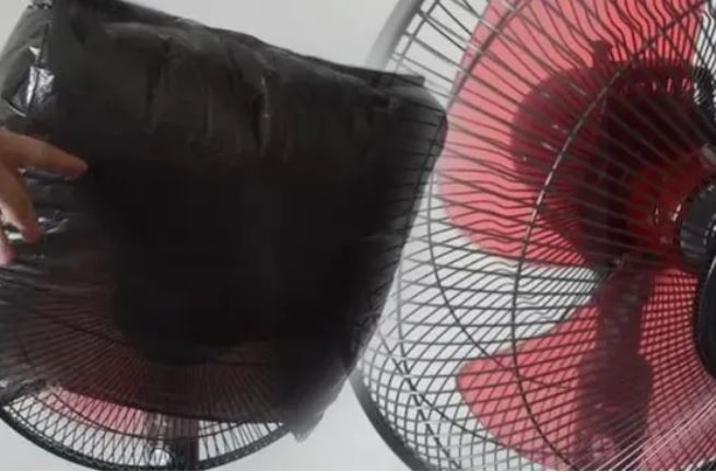 Chùm túi nilong lên quạt rồi ấn nút bật, bao nhiêu bụi bẩn đều bong sạch, không cần dùng nước