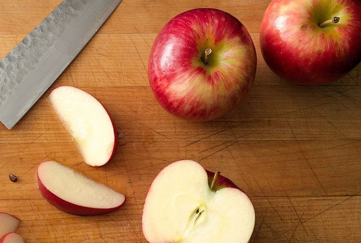 Mẹo gọt trái cây không sợ thâm màu sau khi cắt