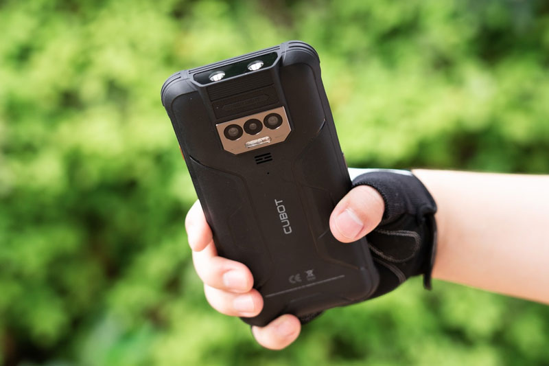 Smartphone chống nước, RAM 8 GB, pin 10.600 mAh, giá ‘hạt dẻ’