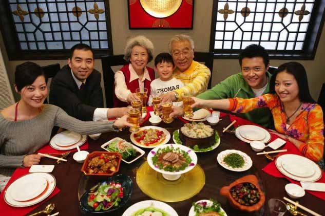 Trong bữa cơm gia đình, anh trai bỗng đòi chia thêm đất