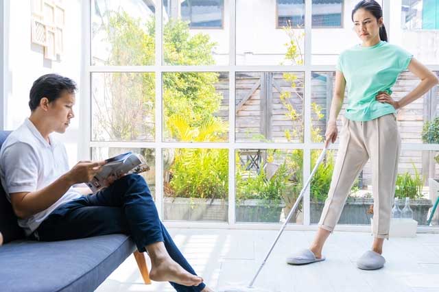 Vợ vất vả dọn dẹp đến khuya, chồng vẫn muốn đuổi ra khỏi nhà