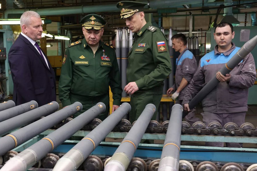Bộ trưởng Sergei Shoigu đặt nhiệm vụ sản xuất thêm xe tăng và hệ thống súng phun lửa