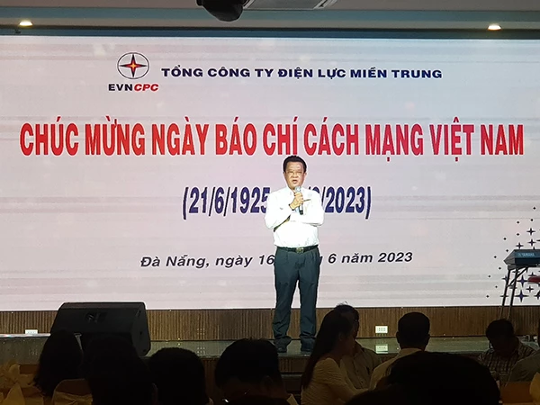Ông Ngô Tấn Cư, Toonggr Giám đốc EVNCPC phát biểu tại cuộc gặp mặt báo chí chiều tối 16/6