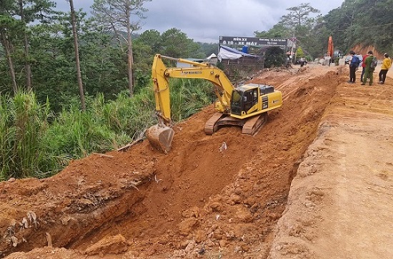 S&#x1EA1;t l&#x1EDF; &#x111;&#x1EA5;t t&#x1EA1;i d&#x1EF1; &#xE1;n m&#x1EDF; r&#x1ED9;ng &#x111;&#xE8;o Prenn &#x110;&#xE0; L&#x1EA1;t, 2 ng&#x1B0;&#x1EDD;i th&#x1B0;&#x1A1;ng vong
