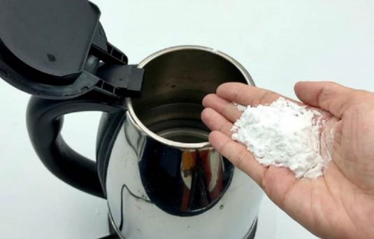 Cho thứ này vào ấm siêu tốc rồi đun sôi, cặn bẩn sẽ tự động bong ra, không mất công cọ rửa