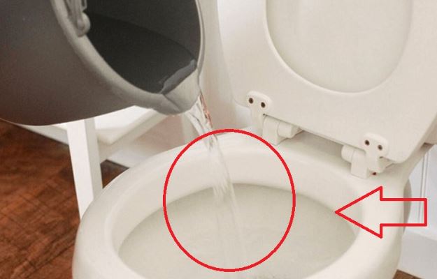 Đổ thứ này vào bồn cầu sau 30 phút bạn sẽ thấy điều bất ngờ xảy ra