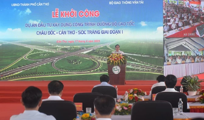 Chủ tịch UBND TP Cần Thơ Trần Việt Trường phát biểu tại lễ khởi công.
