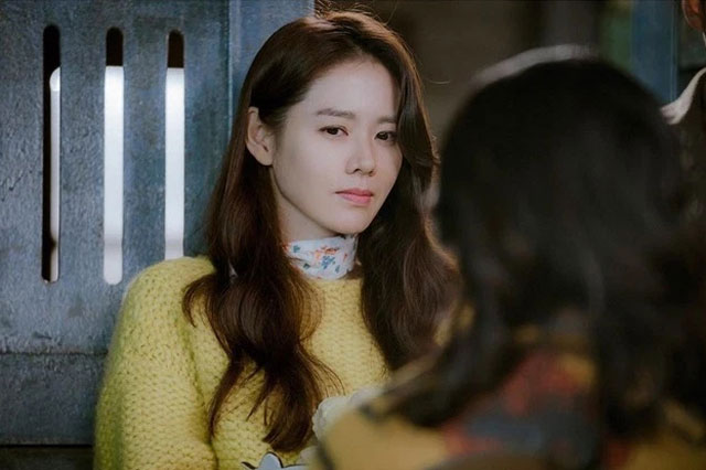 Mua táo mật về biếu chị dâu dưỡng thai, chị ném cả túi táo ra đường rồi nhiếc móc tôi là "hãm hại" mẹ con chị