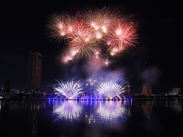 Pháo hoa Úc – Ý “chinh phục những giấc mơ” trên sông Hàn