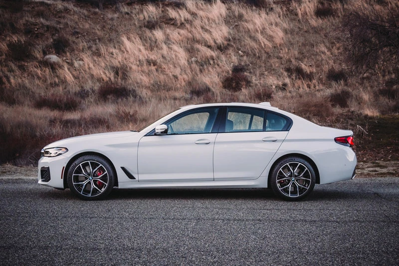 6. BMW 5 Series 2023 (giá khởi điểm: 54.800 USD).