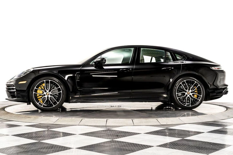 9. Porsche Panamera Turbo S 2023 (giá khởi điểm: 186.400 USD).