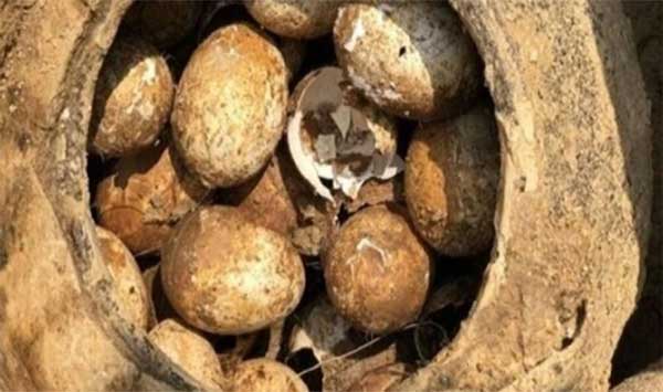 Vì sao giới khảo cổ tuyệt đối không chạm tay vào hai thứ 'sặc sỡ' trong mộ cổ? 