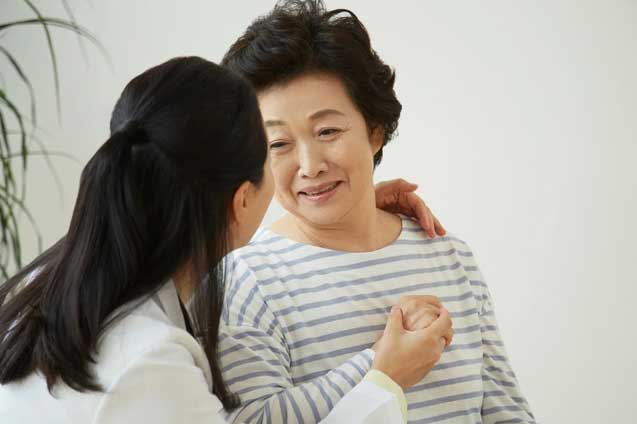 Gửi mẹ chồng 10 triệu để đi đẻ, khi tôi nhập viện, bà trả gấp đôi