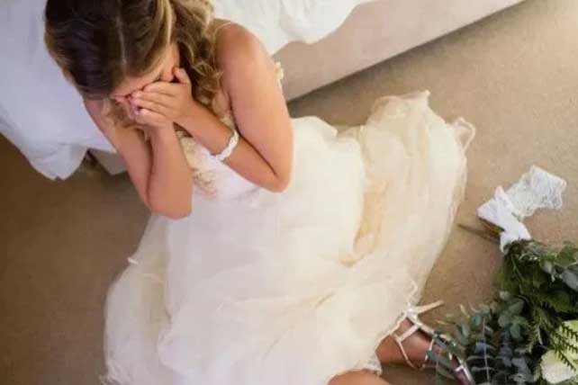 Bước vào phòng tân hôn, tôi giật mình thấy cậu bé đang ngủ trên giường